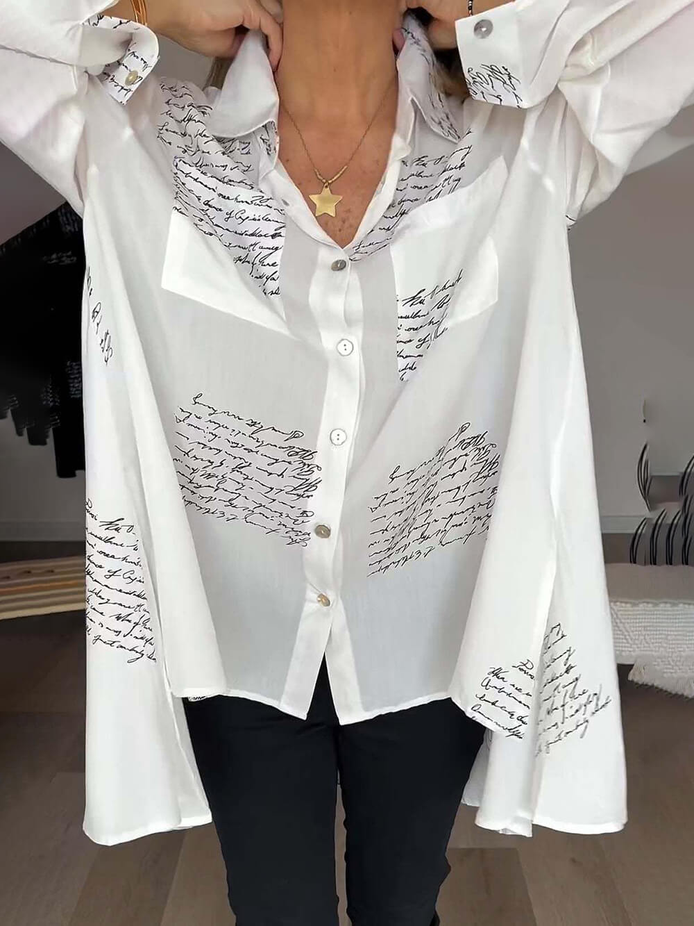 Camisa solta com estampado de letras simples e alto