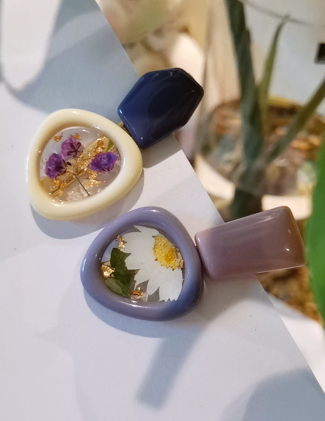 Horquillas para el pelo con flores prensadas en forma de triángulo