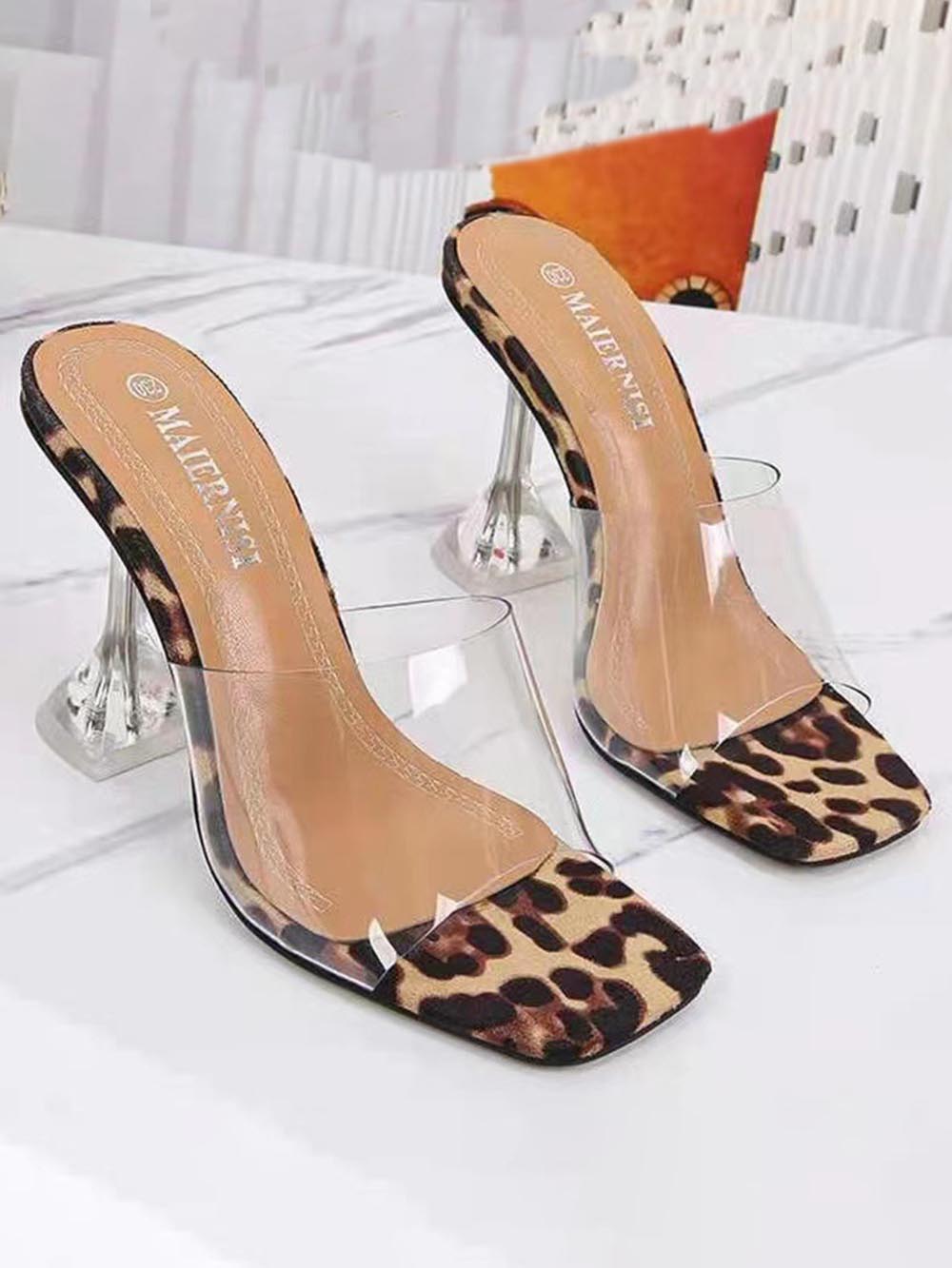 Sandal Motif Macan Tutul dengan Tali Transparan dari Kristal