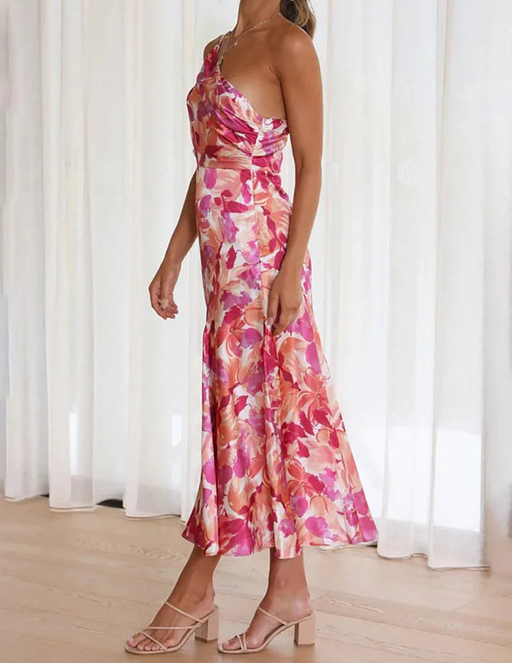 Robe asymétrique en satin froncé à fleurs roses