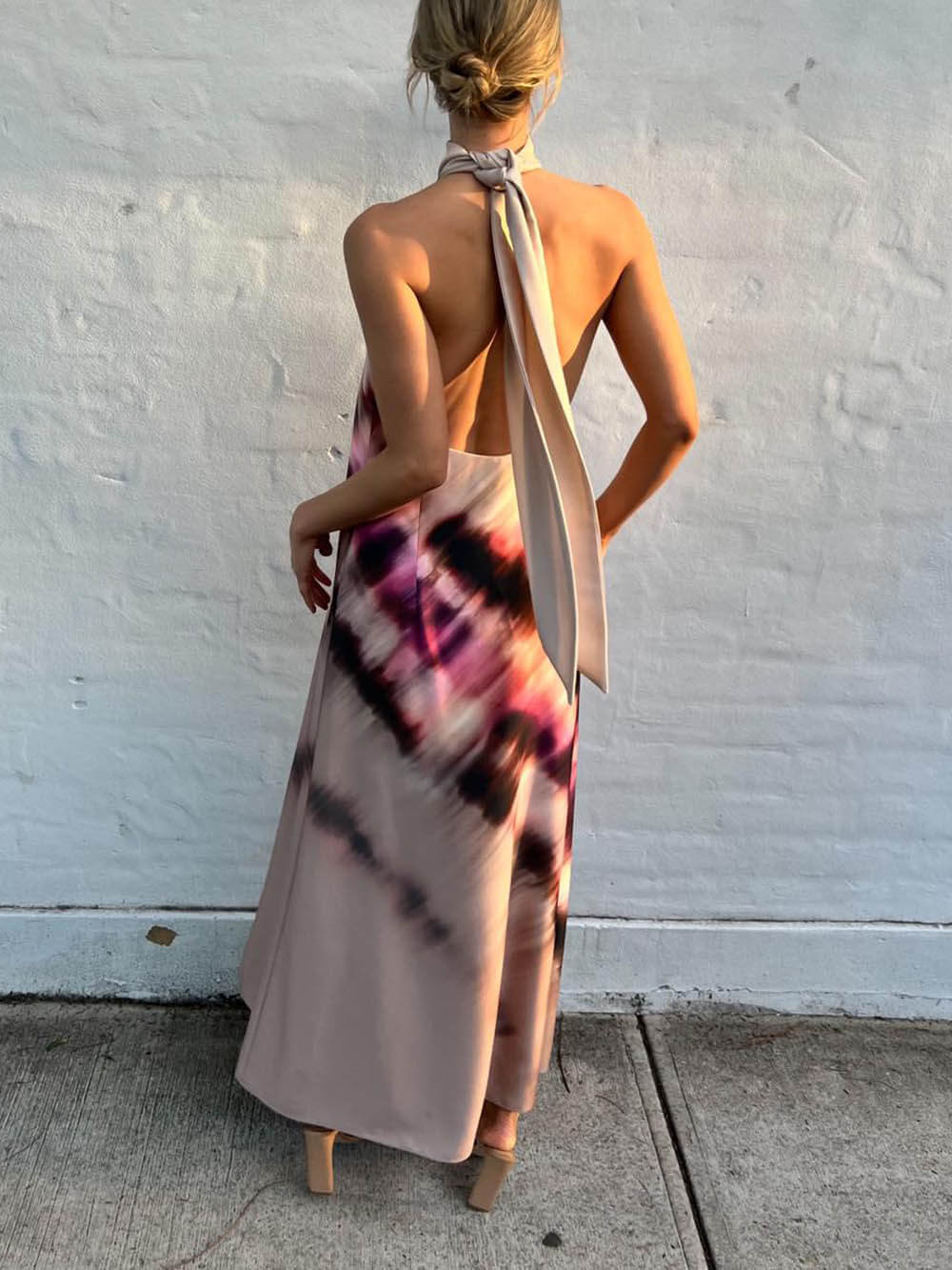 Maxi abito senza schienale in pizzo con stampa tie-dye