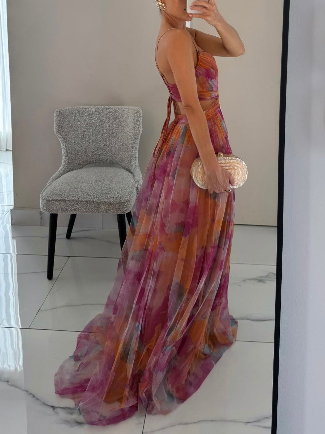 Elegante maxivestido con estampado floral pintado y cuello en V en línea A