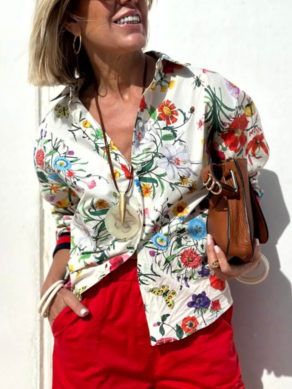 Camicetta oversize con stampa floreale unica e pulsante