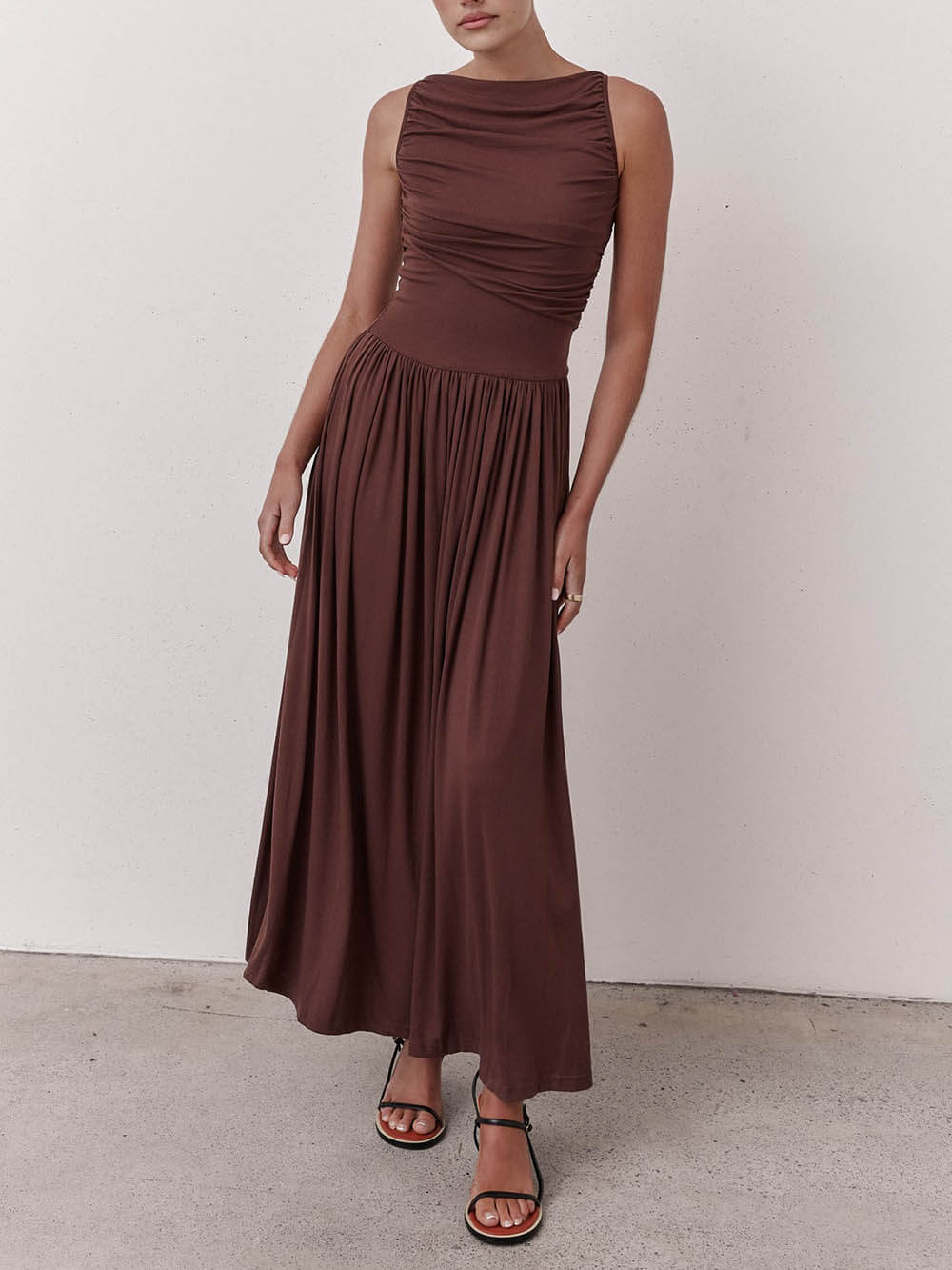 Robe maxi sans manches plissée élégante