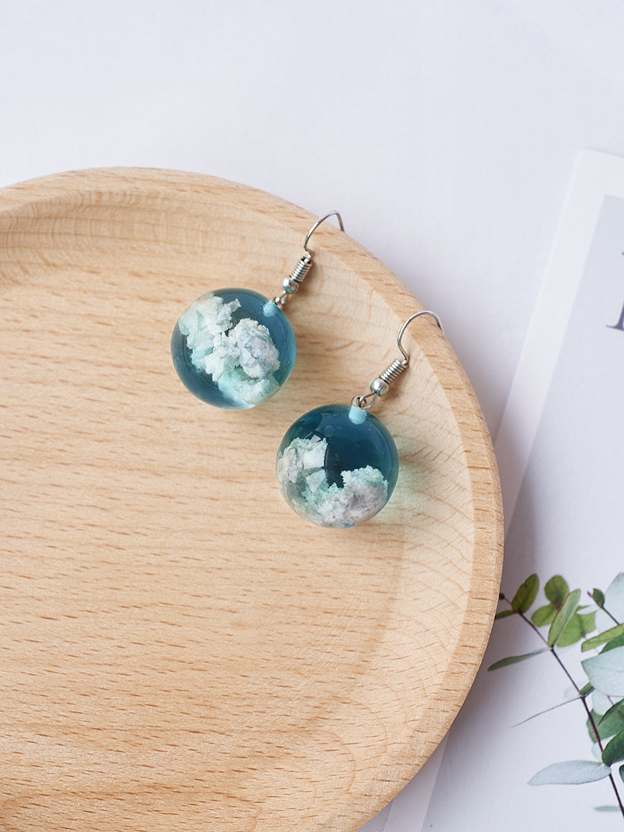 Blue Sky Sphere Dangle Earrings Terrarium Klar molnig himmel Designerörhängen