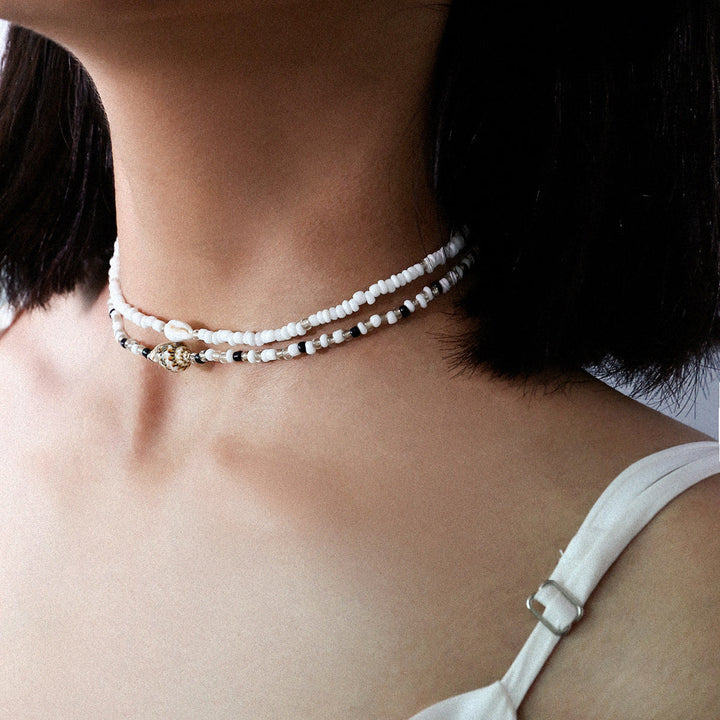 Elegante Gemengde Kralen en Zeeschelp Meerlagige Ketting: Handgemaakte korte choker voor een chique look