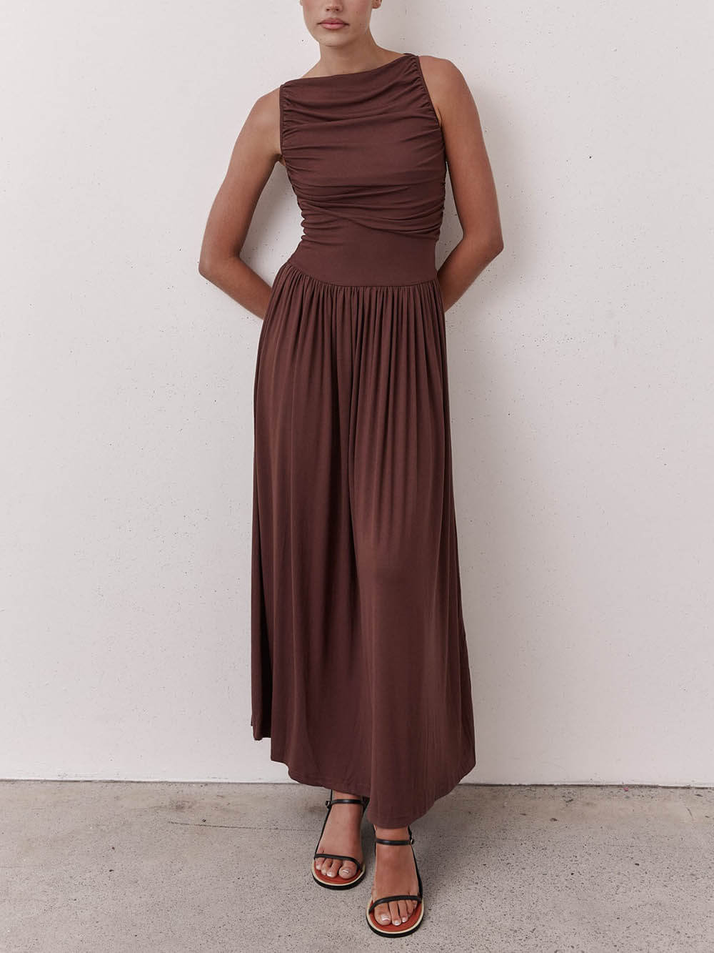 Elegante geplooide mouwloze maxi jurk