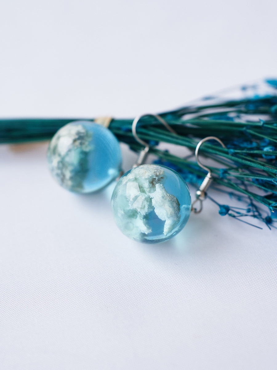 Blue Sky Sphere Dangle Earrings Terrarium Klar molnig himmel Designerörhängen