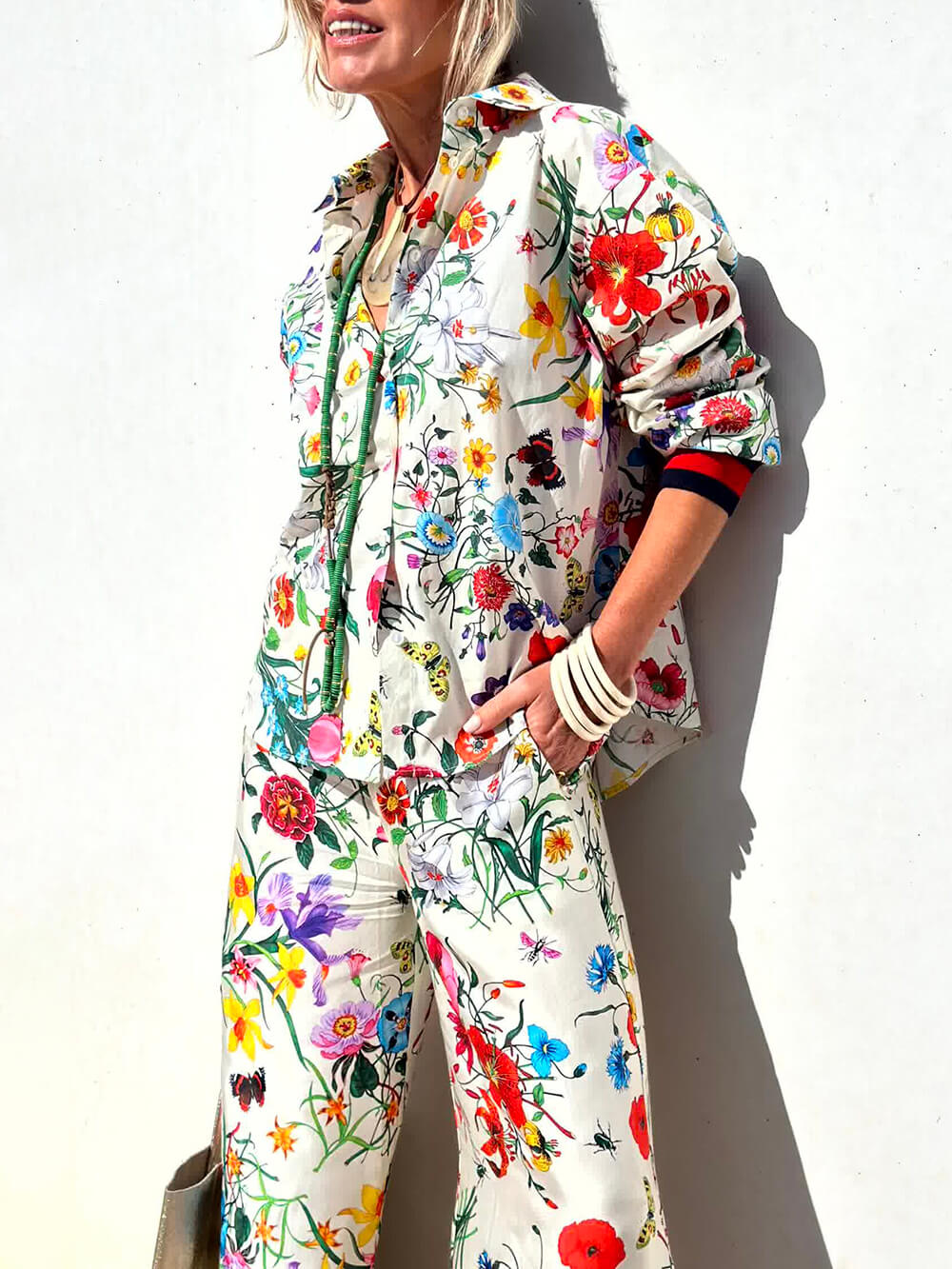 Camicetta oversize con stampa floreale unica e pulsante