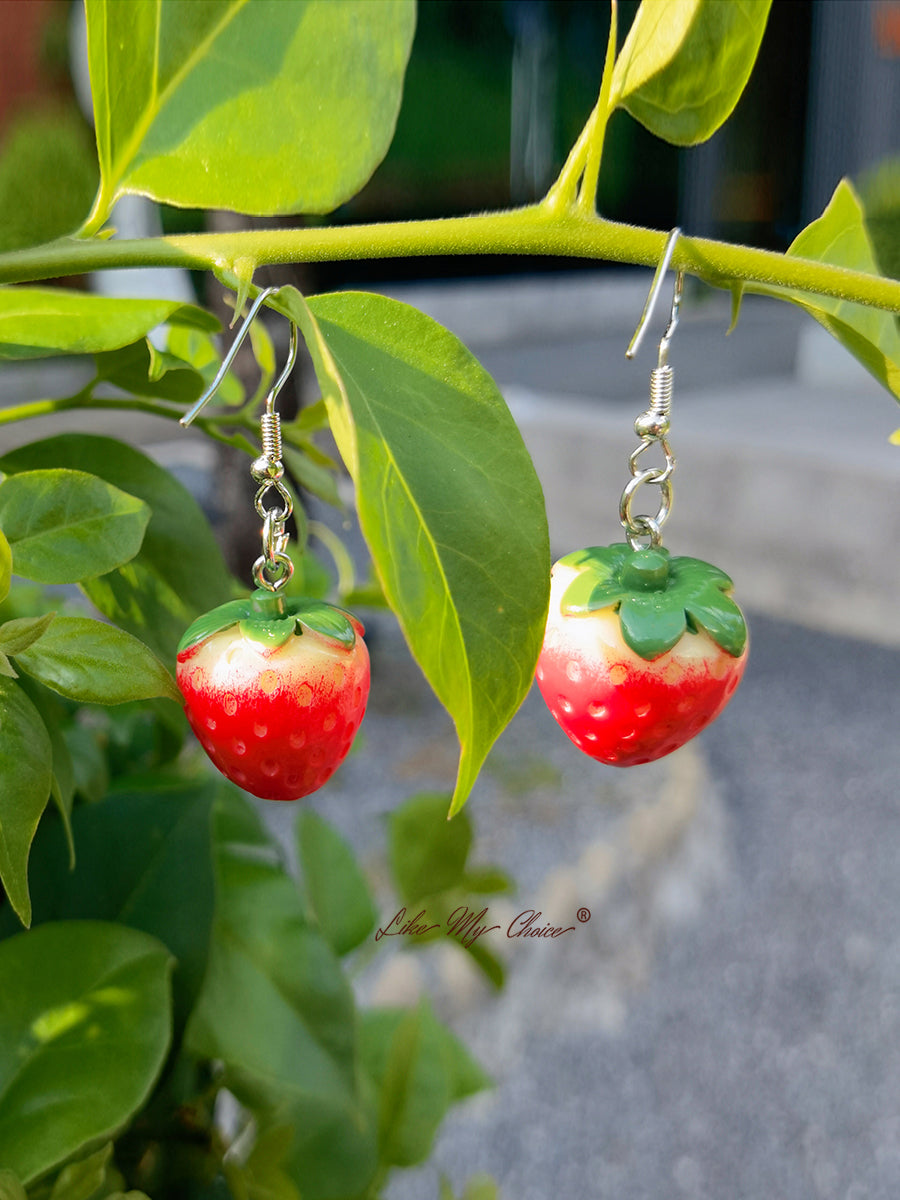 Bonitos pendientes de gota de fresa