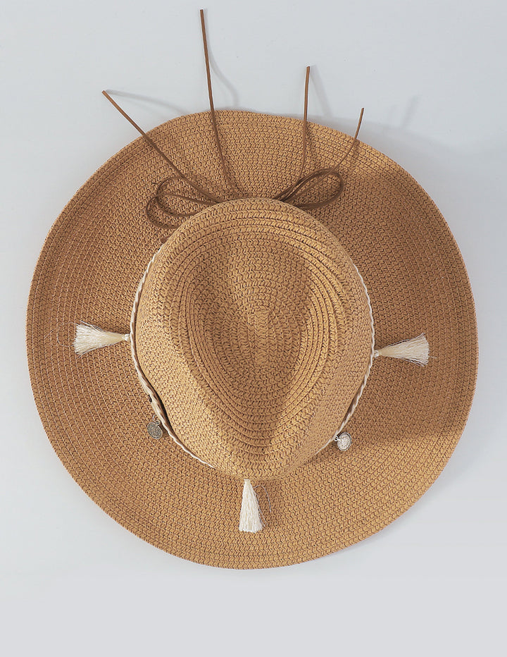 Chapeau de paille avec pompons en coquillage