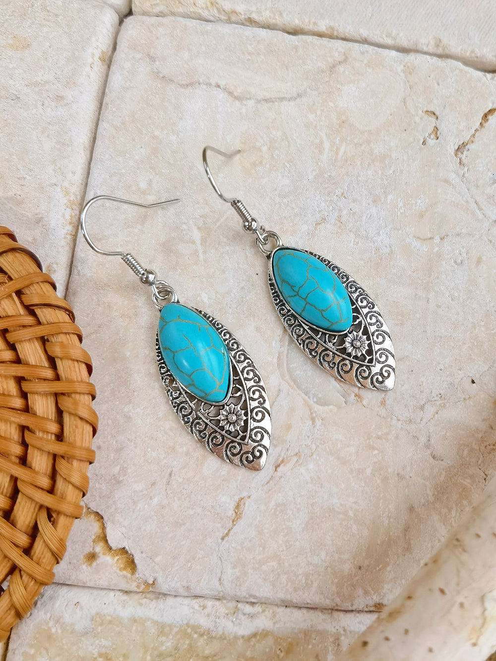 Anting Oval berwarna biru kehijauan