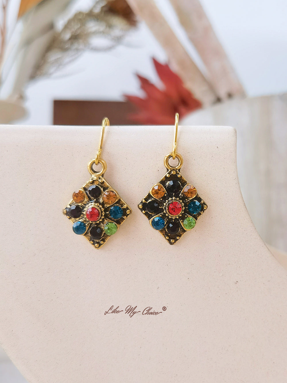 Anting-anting boho kecil berwarna-warni