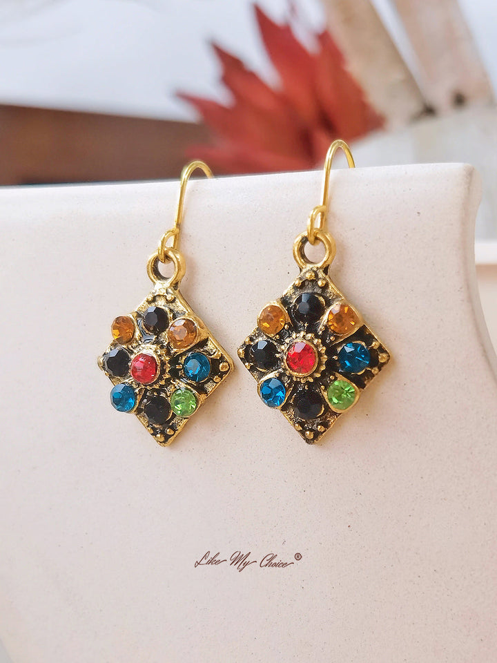 Anting-anting boho kecil berwarna-warni