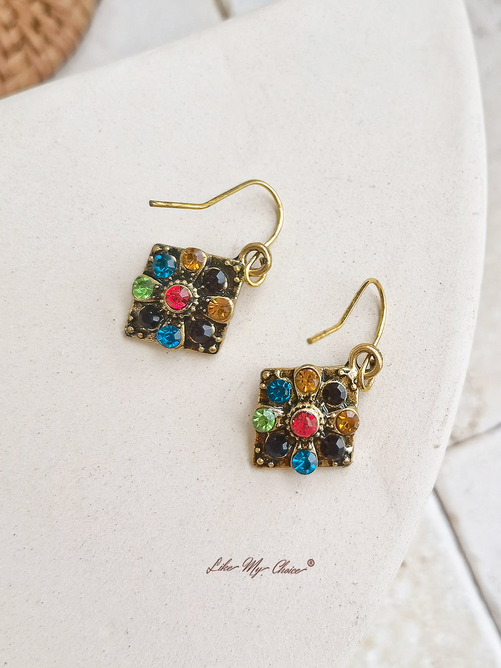 Anting-anting boho kecil berwarna-warni