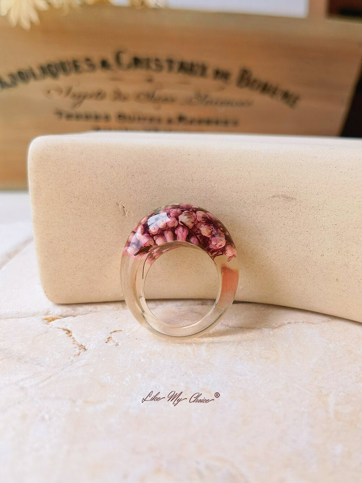 Anillo de resina con incrustaciones de flores secas hecho a mano