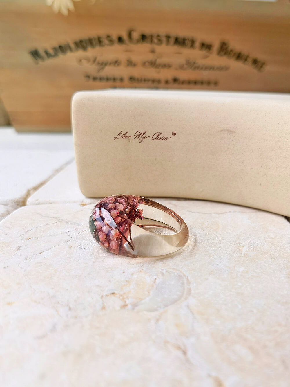 Bague en résine incrustée de fleurs séchées faite à la main