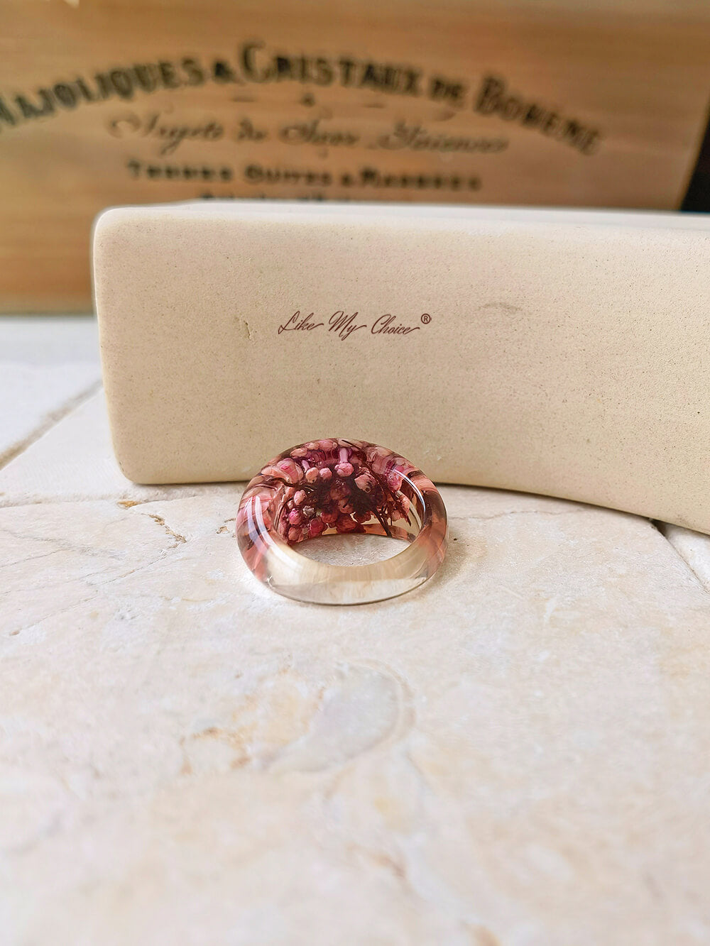 Anillo de resina con incrustaciones de flores secas hecho a mano