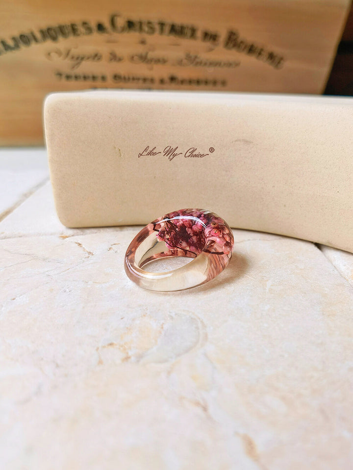 Bague en résine incrustée de fleurs séchées faite à la main