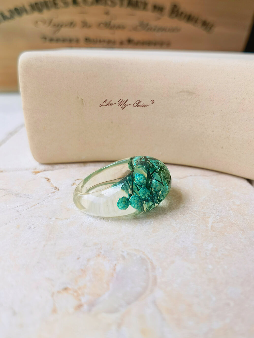 Anello in resina di fiori secchi con fiori verdi