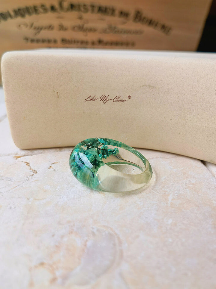 Anello in resina di fiori secchi con fiori verdi