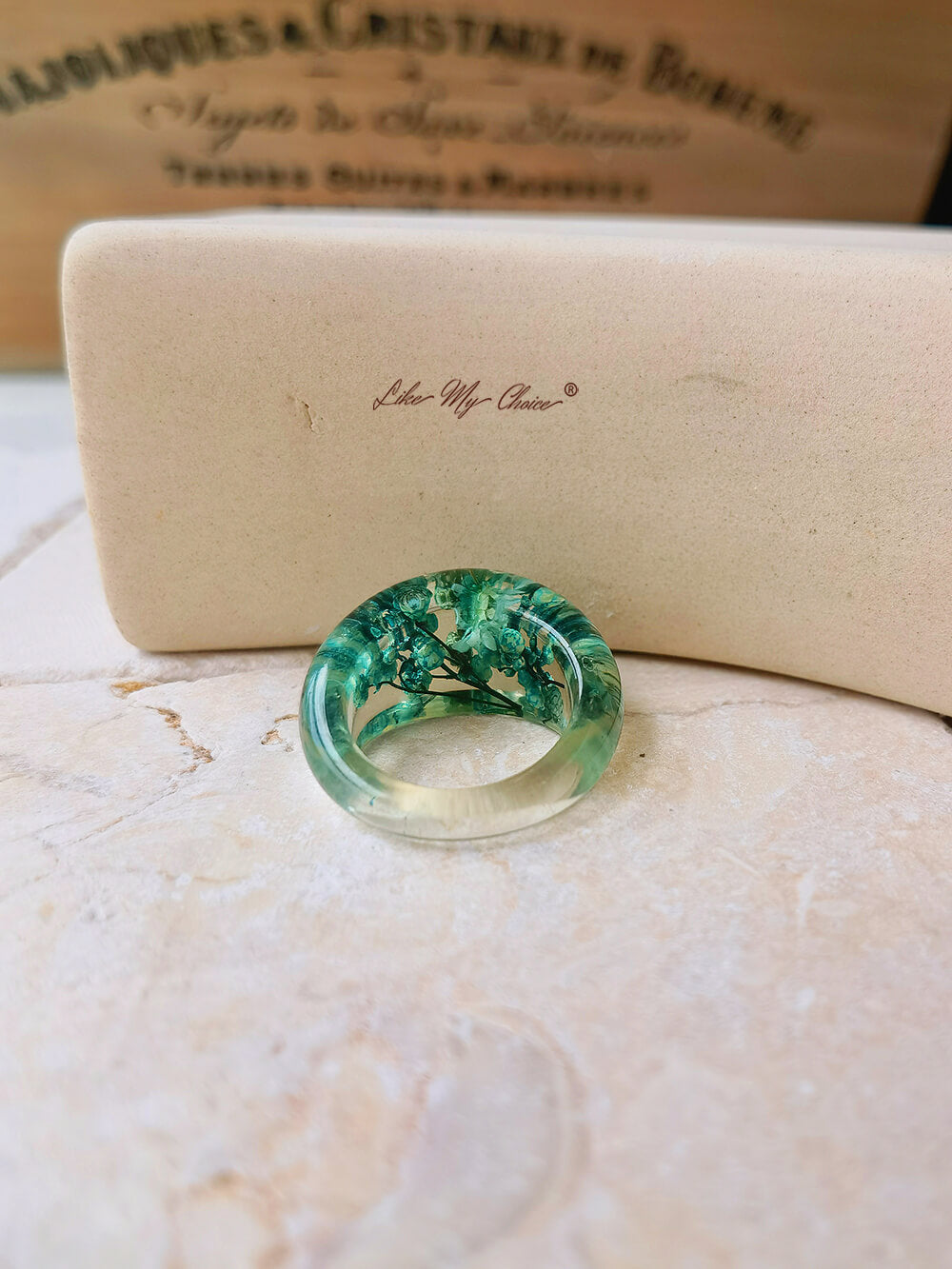 Bague en résine de fleurs séchées avec fleurs vertes