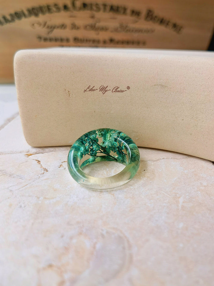 Anello in resina di fiori secchi con fiori verdi