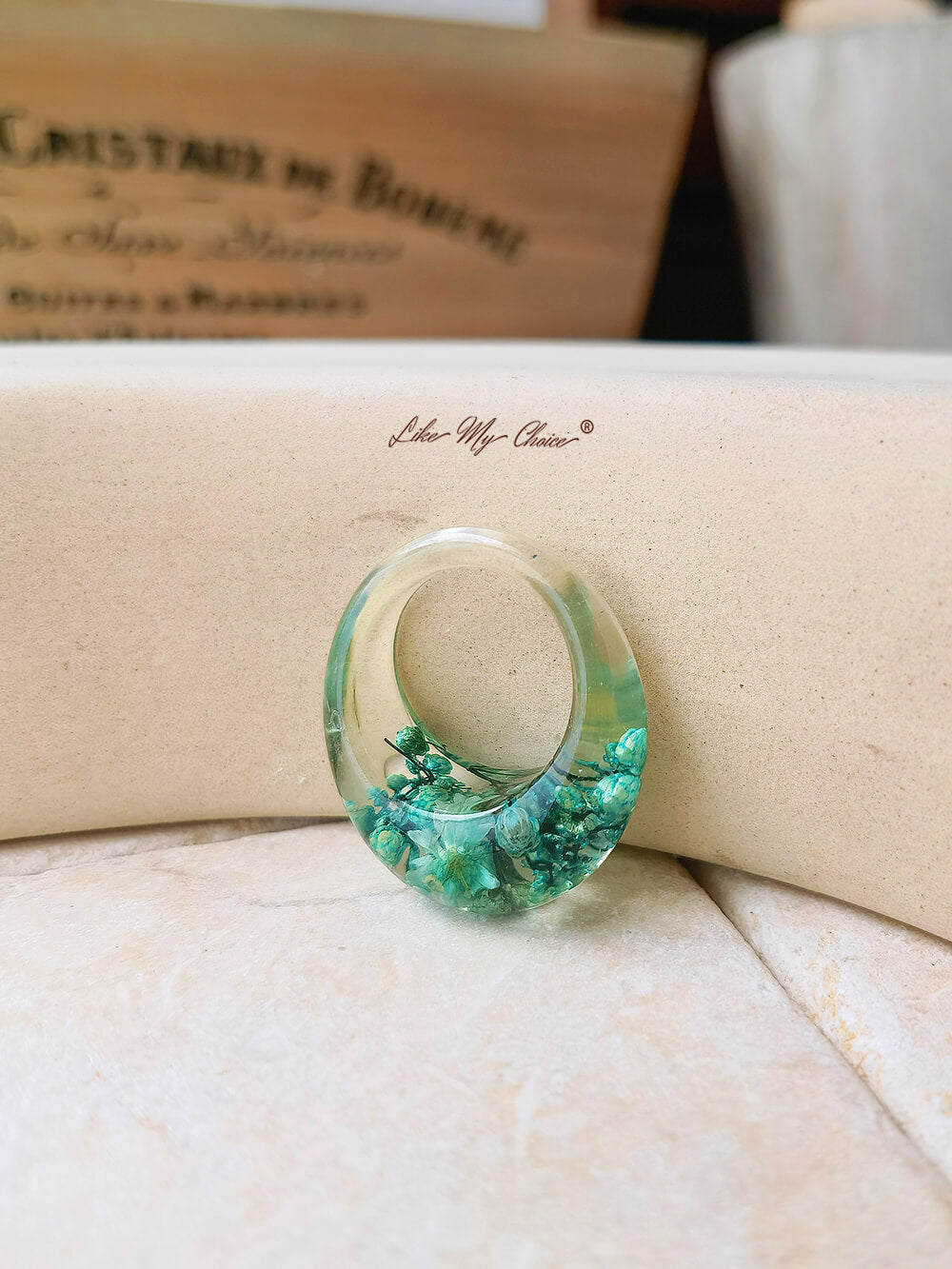 Anello in resina di fiori secchi con fiori verdi