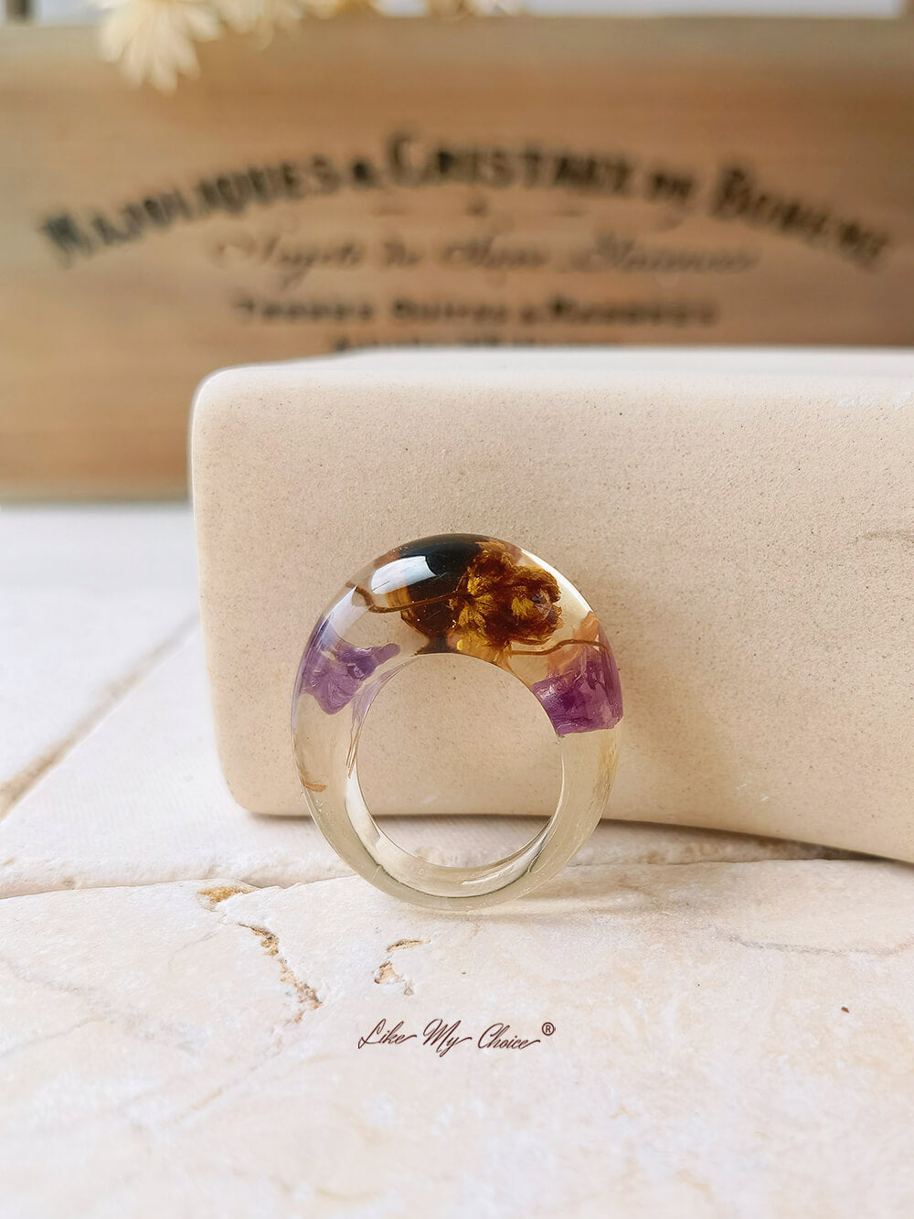 Anillo de resina de flor seca con flores moradas