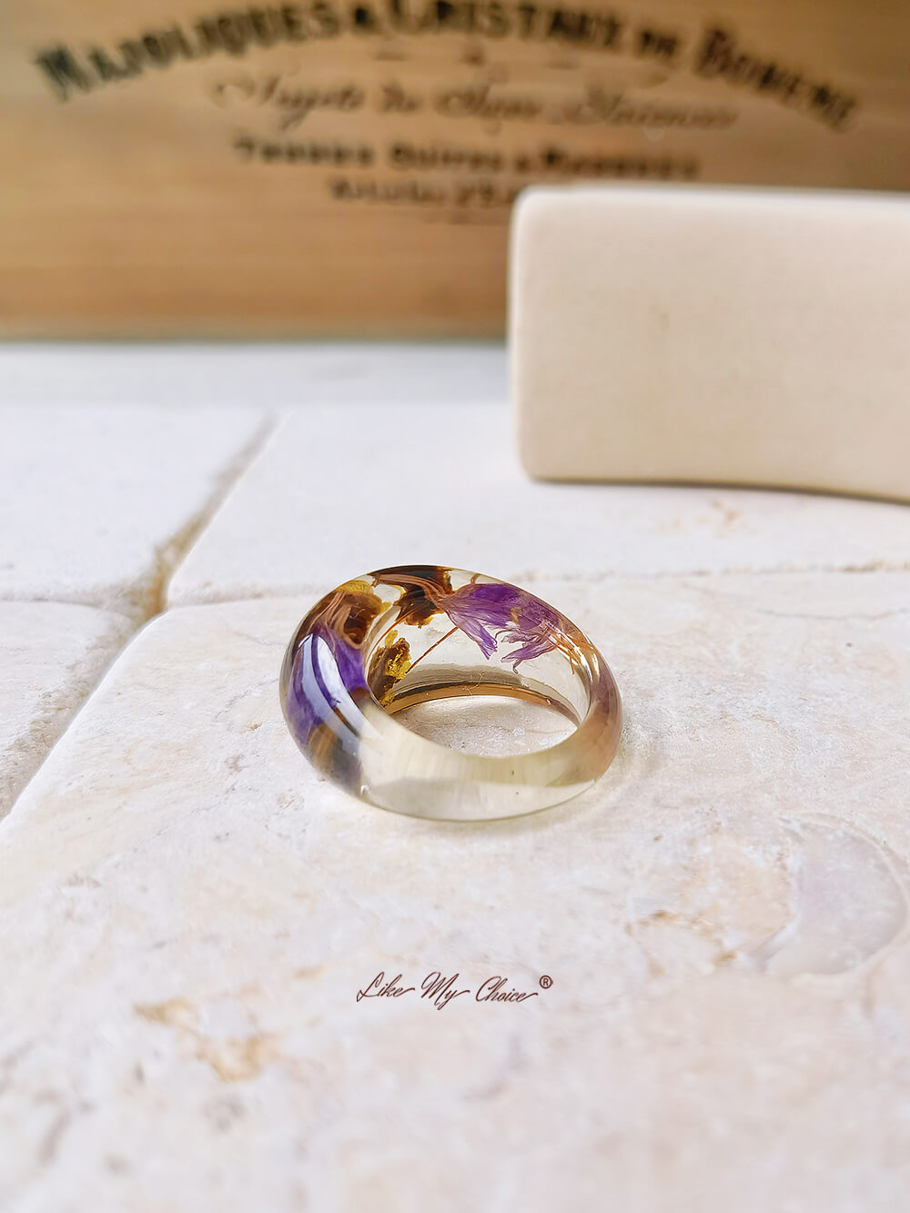 Anillo de resina de flor seca con flores moradas