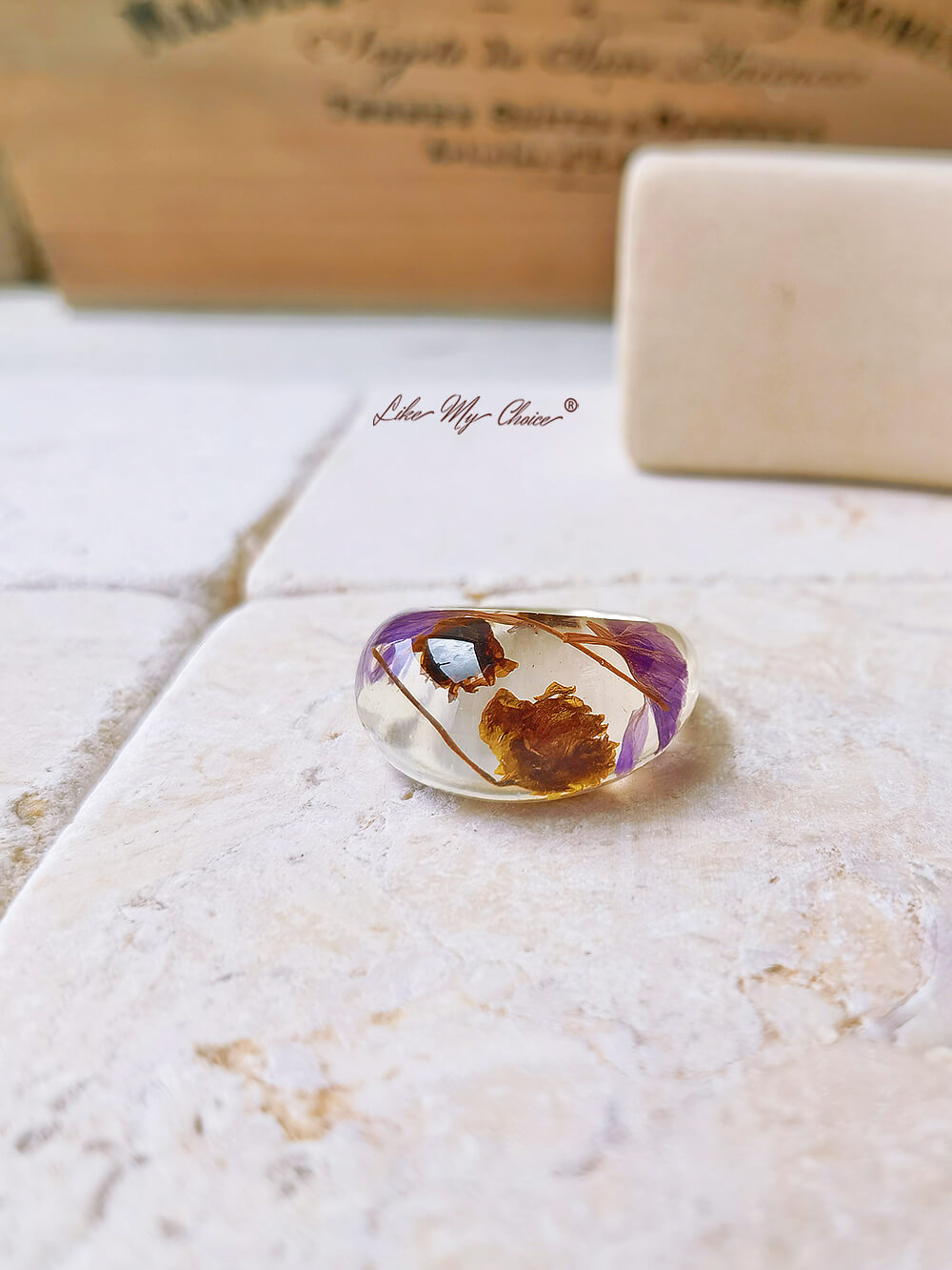 Anillo de resina de flor seca con flores moradas