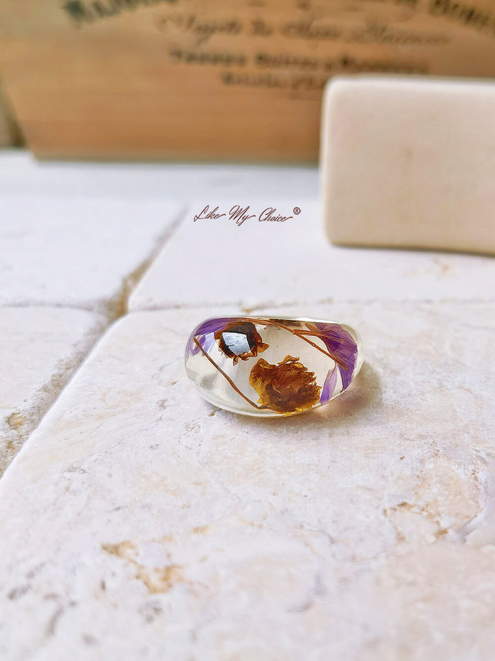 Anello in resina di fiori secchi con fiori viola