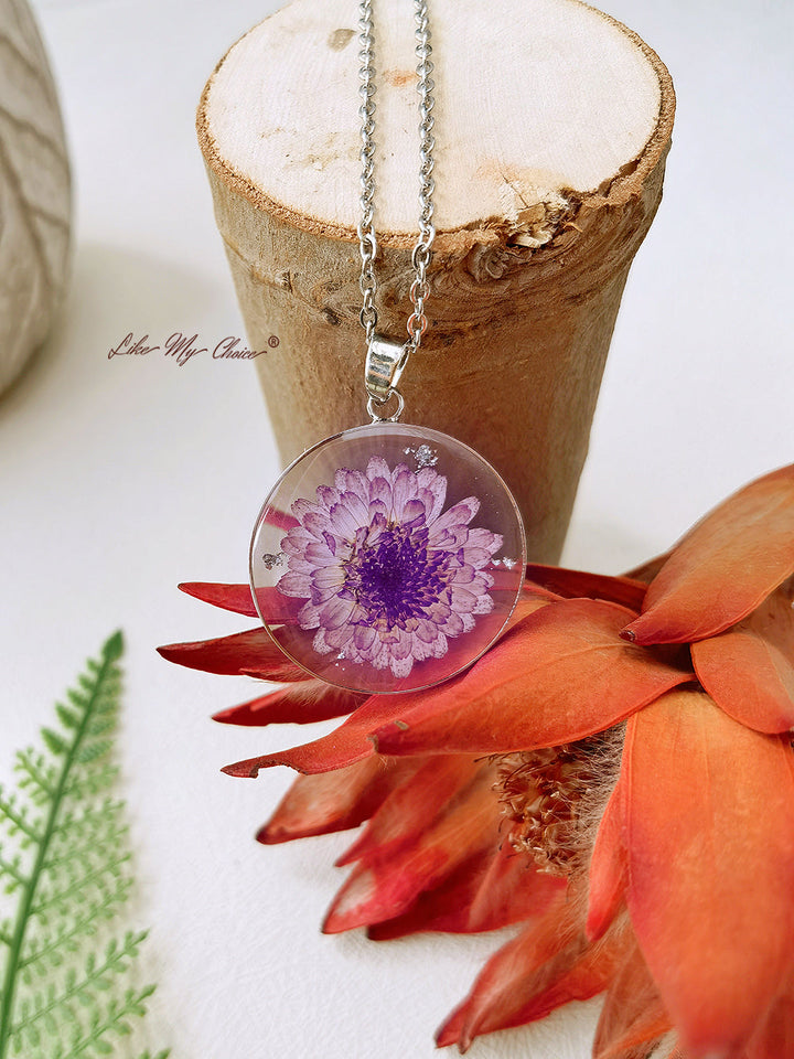 Collier de fleurs séchées en résine pour les amoureux de la nature