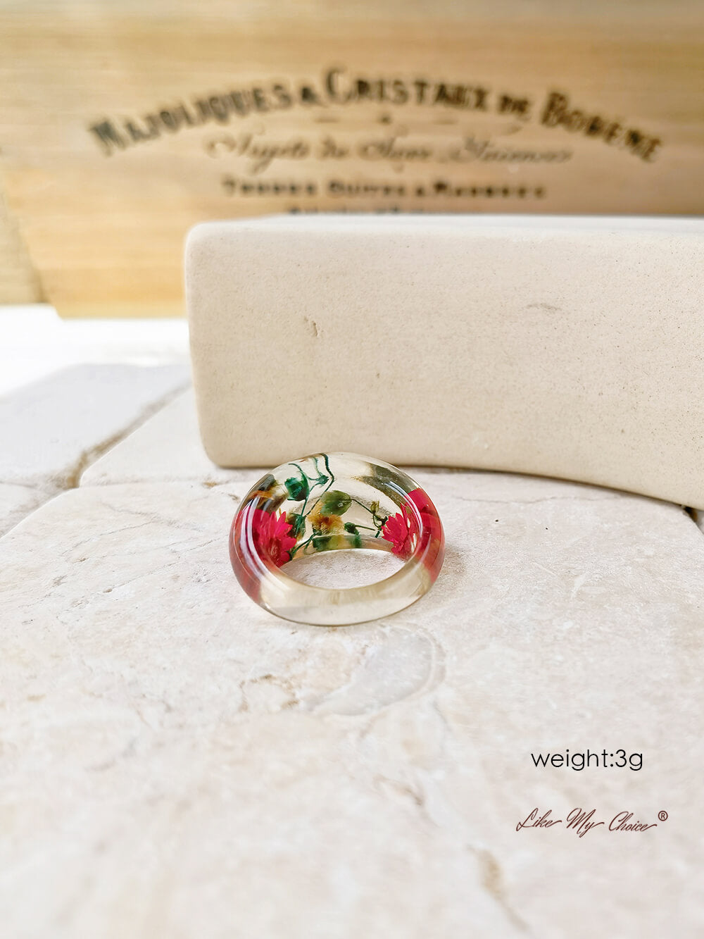 Ring van hars met rood madeliefje