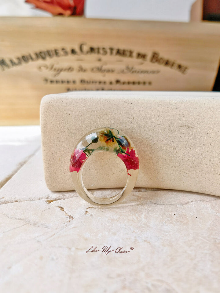 Anillo ovalado de resina con margarita roja