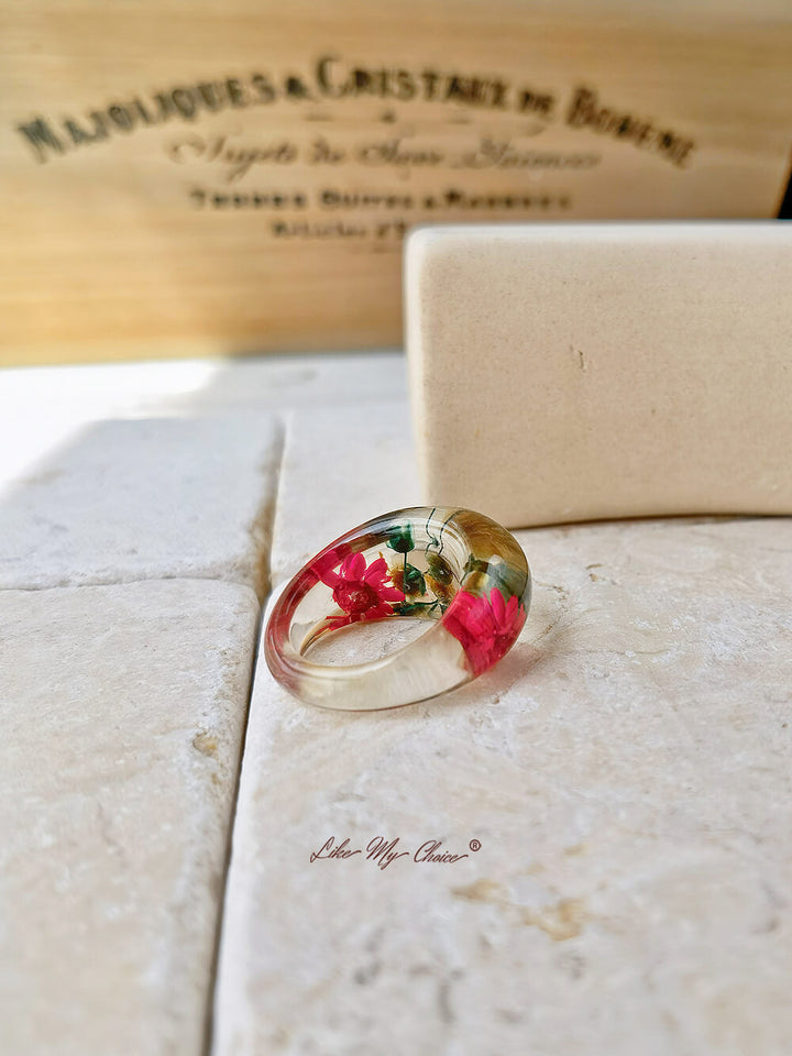 Anillo ovalado de resina con margarita roja