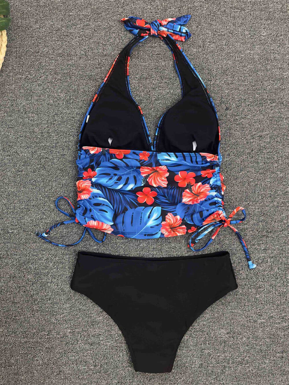 Bikini crossover con stampa strappy e spacco