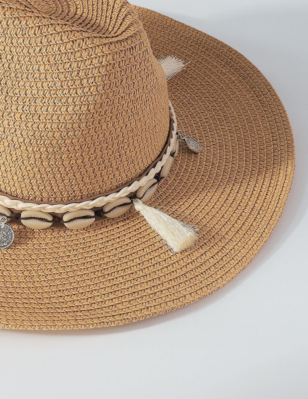 Sombrero de paja con borlas de concha