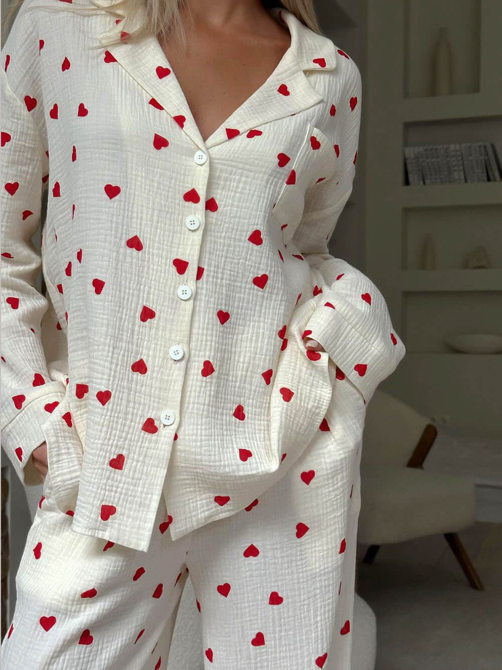 Conjunto de pijama com botões para baixo com estampado de corações