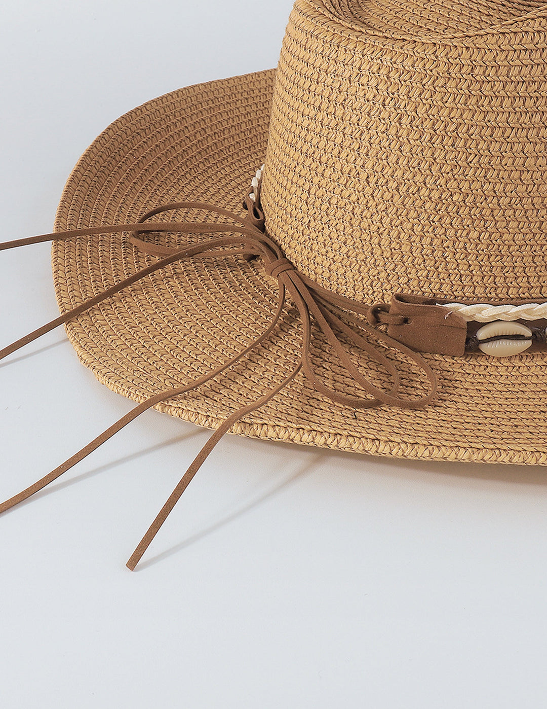 Chapeau de paille avec pompons en coquillage