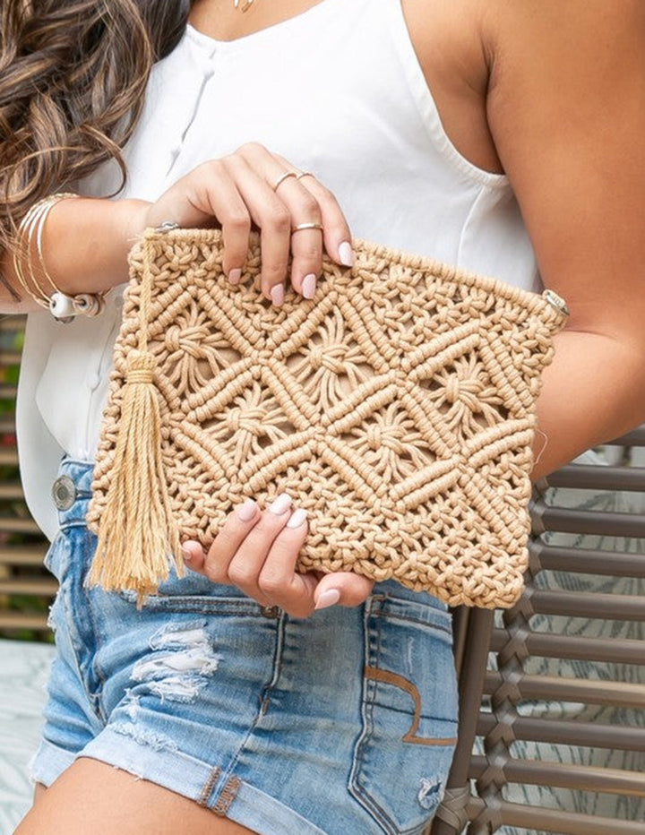 Embrague de borlas de macramé con estampado de diamantes