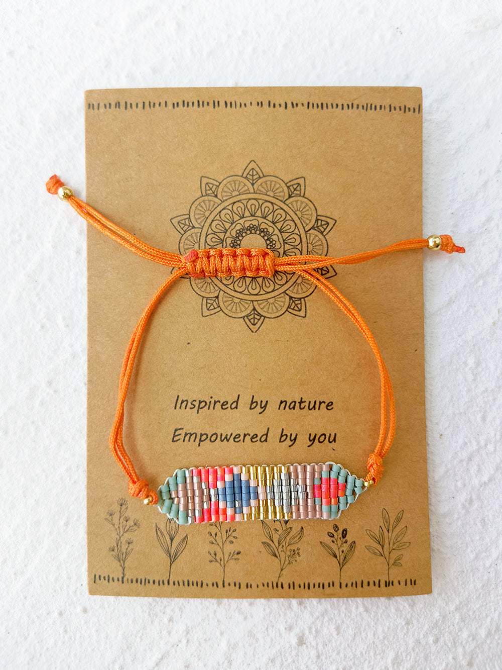 Pulsera ajustable de cordón con cuentas geométricas naranja