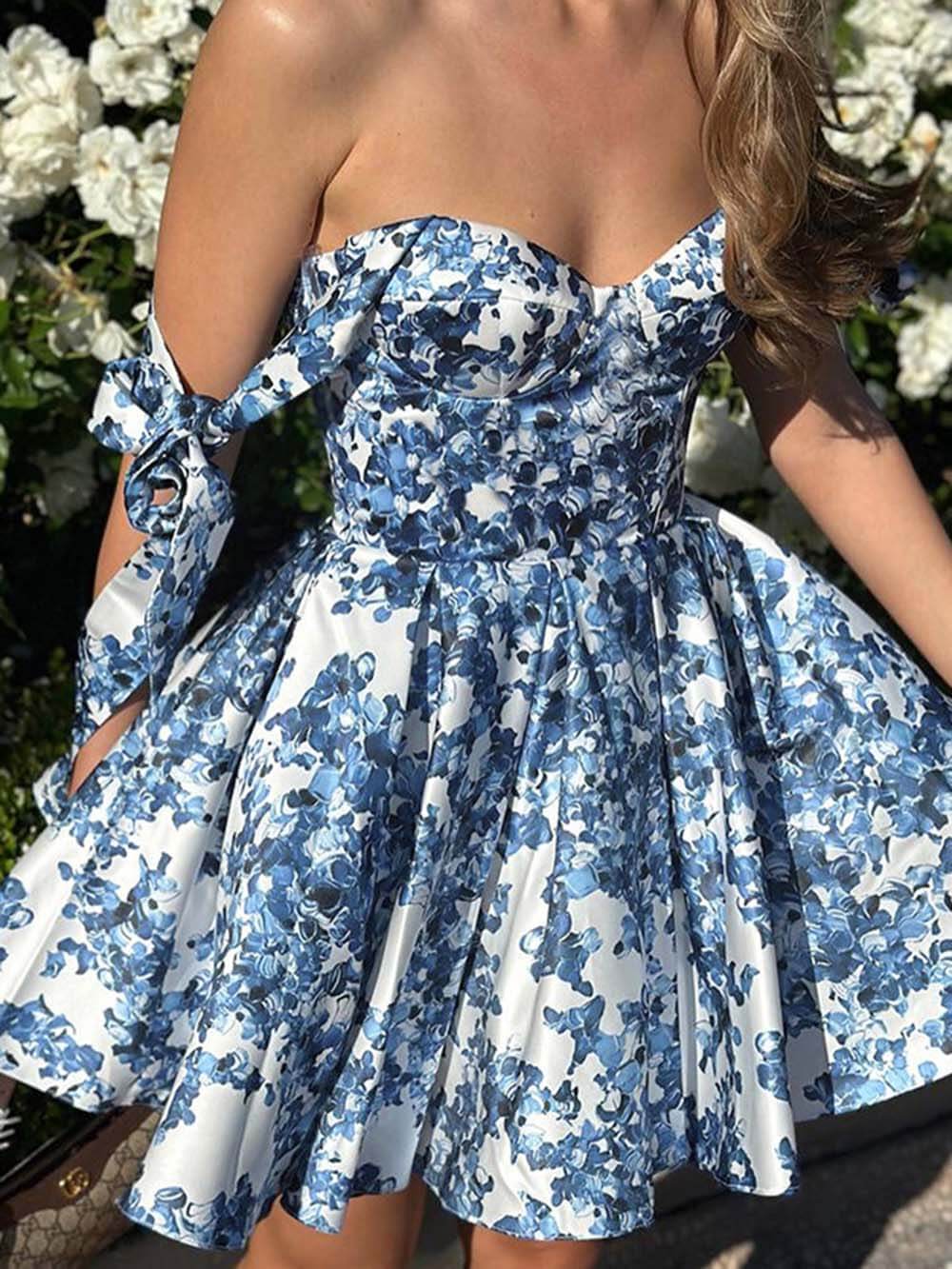 Elegante minivestido estampado con encaje