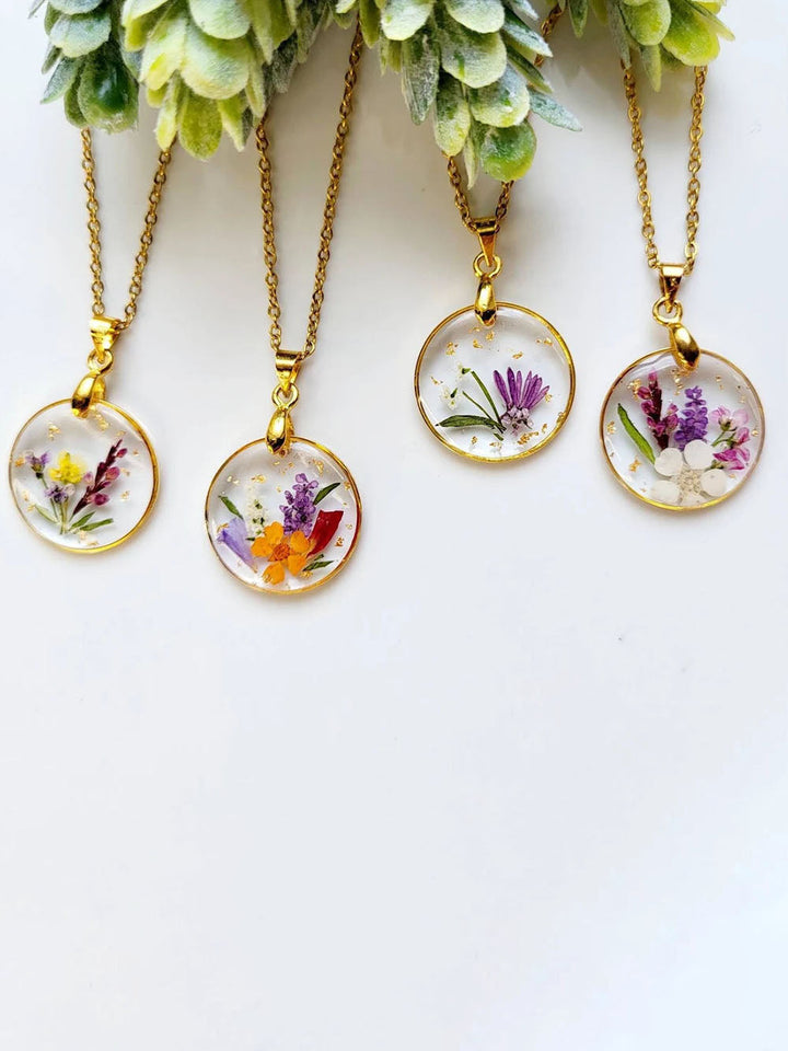 Collares colgantes de resina prensada con ramillete de flores de nacimiento hechos a mano