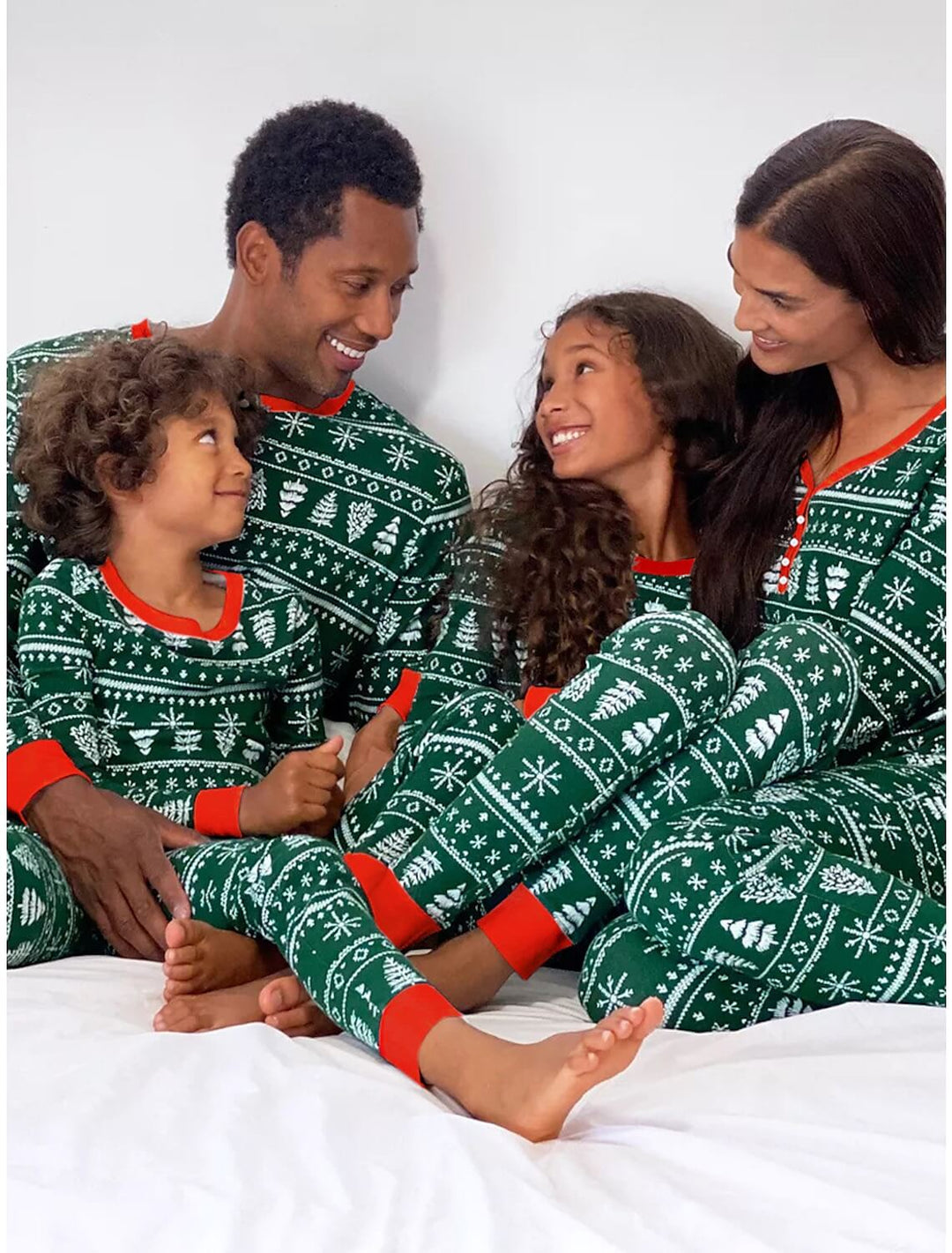 Pyjama de Noël avec flocons de neige et arbres en famille