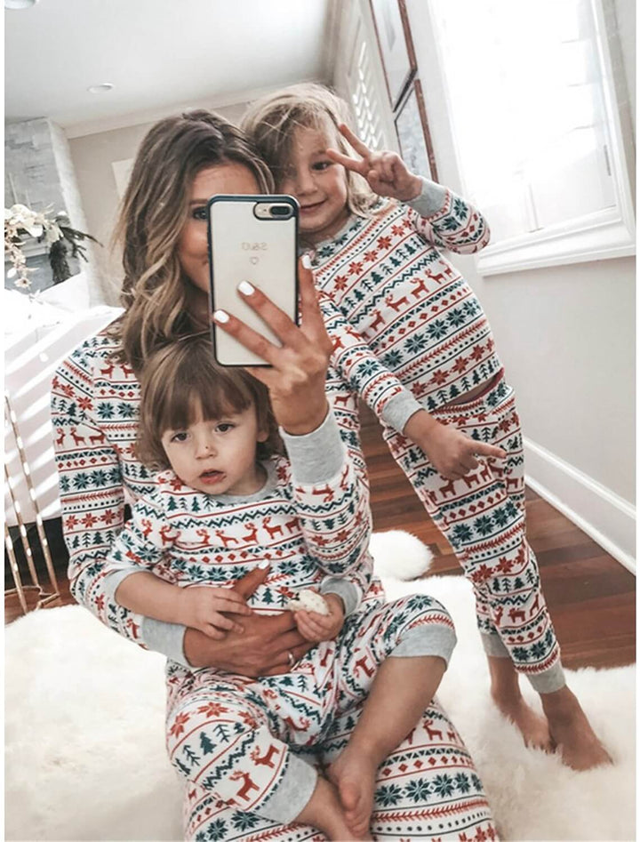 Pyjama de Noël avec flocons de neige et arbres en famille