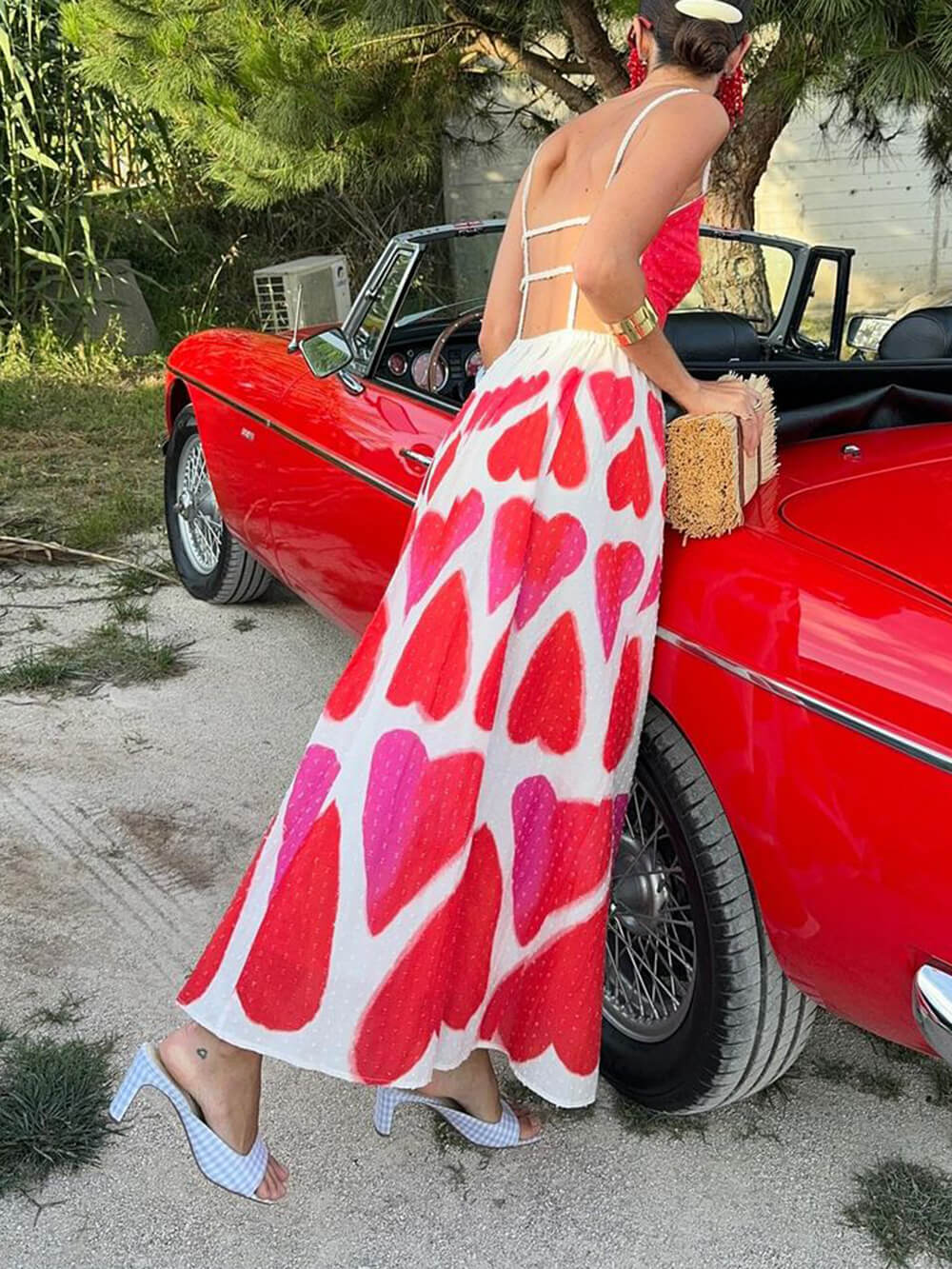 Vestido maxi com estampado de corações pintados elegante