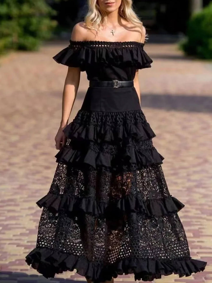 Vestido comprido de um ombro só com folhos e rendas