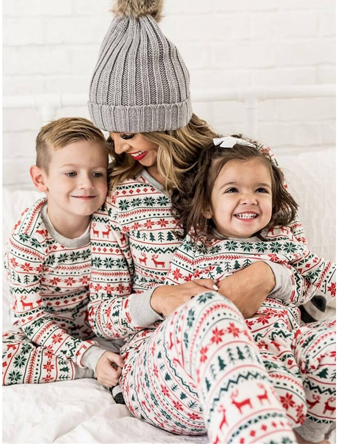 Pyjama de Noël avec flocons de neige et arbres en famille