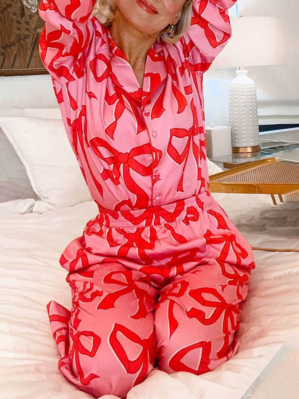 Conjunto de pijama com laço estampado e lapela